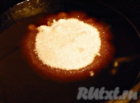 Добавить оставшиеся пол стакана сахара и как следует все размешать до полного растворения сахара.