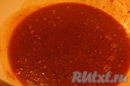 Добавить яичную смесь к карамельно масляной смеси и как следует размешать.