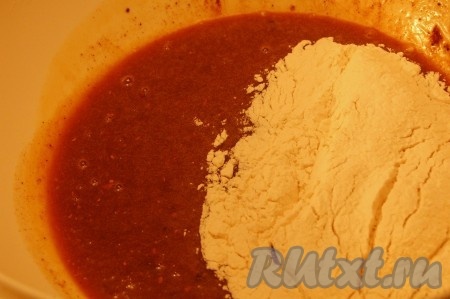 Добавить специи, соль и муку, смешанную с содой.