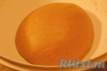 Полученное тесто скатать в шар и вынести на холод. На холоде рекомендуется выдержать тесто от 12 часов до 1 суток (чтобы тесто созрело). Но кто торопится, могут и спустя 2 часа начать печь козули.