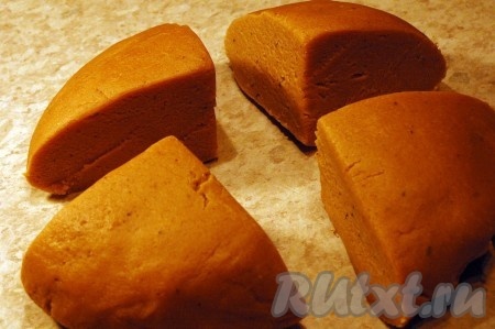 Если тесто очень холодное, оставить его при комнатной температуре до тех пор, пока оно будет легко раскатываться. Готовое тесто для архангельских козуль мягкое и податливое. Разделить тесто на 4 части.