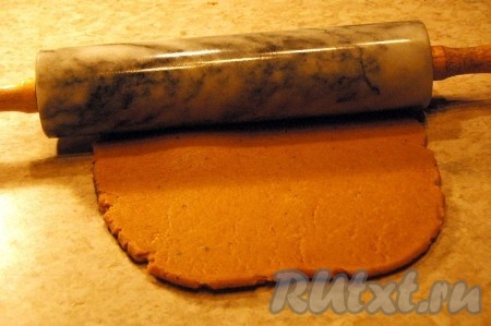 Брать по отдельности каждую часть и раскатывать ее на столе, толщиной 5-7 мм. 