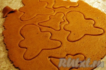 Вырезать специальными формочками фигурки.