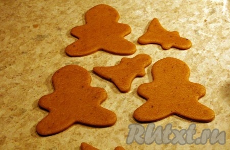 Вырезать специальными формочками фигурки.