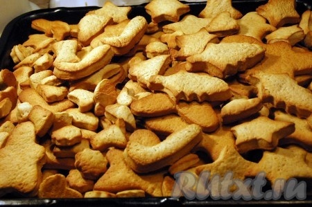 Полученные фигурки выкладывать на противень на бумагу для выпечки и отправлять в заранее нагретую до 180 градусов духовку на 5-10 минут. Затем вытащить из духовки и дать им остыть.