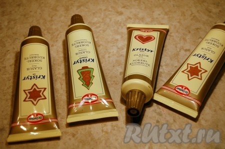 Остывшими козули могут храниться какое-то время до разукрашивания их глазурью. А можно начать процесс украшения сразу, как козули остынут. Приготовить готовую глазурь. Или сделать глазурь самому (белок взбить с сахарной пудрой вилкой в мисочке, полученную глазурь переложить в полиэтиленовый мешочек, сделать маленький надрез и через него выдавливать глазурь). У меня готовая глазурь в тюбиках.