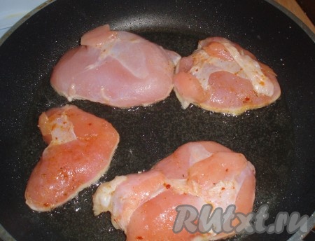 Обжарить мясо на раскаленном растительном масле с двух сторон до золотистой корочки.
