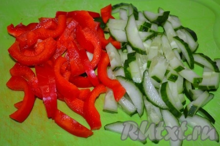 Болгарский перец очистить от плодоножки с семенами. Вымыть болгарский перец и огурец, затем нарезать на небольшие кусочки.