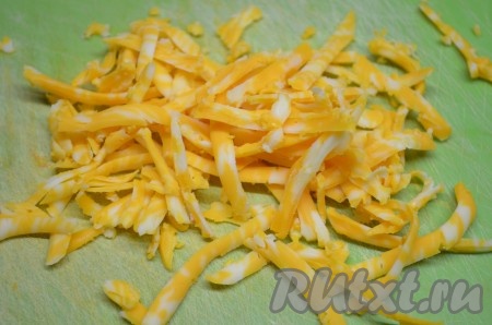 Твёрдый сыр натереть на крупной тёрке.