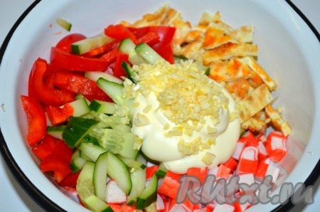 Крабовые палочки, свежий огурец, болгарский перец, яичные блинчики поместить в миску, добавить, по желанию, чеснок, пропущенный через пресс, посолить и поперчить по вкусу и заправить майонезом.