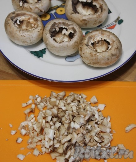 Вырезать ножки, нарезать их кубиками и обжарить на растительном масле до готовности, немного посолив.
