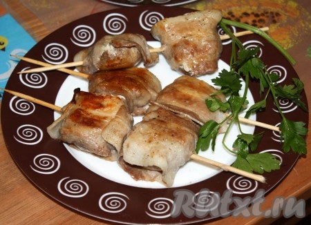 На сковороде обжарить фаршированные шампиньоны до готовности, периодически переворачивая, в течение, примерно, 30 минут на среднем огне, посолив и поперчив с обеих сторон. Подавать шашлычки горячими. 
