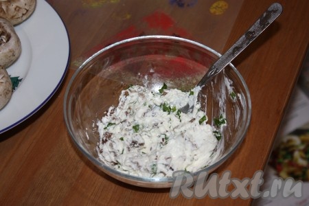 Творожный сыр смешать с жареными шампиньонами и мелко нарезанной петрушкой.
