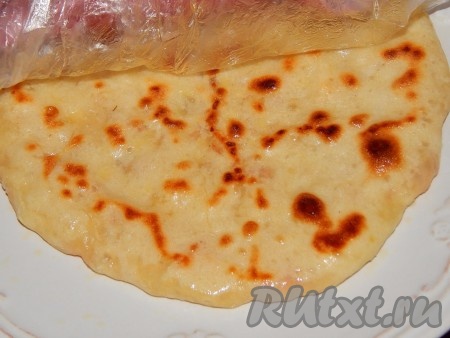 Готовые лепешки смазать сливочным маслом, накрыть пленкой и сверху полотенцем, дать постоять и пропитаться.
