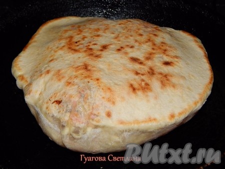 Каждый "мешочек" медленно и аккуратно, чтобы тесто не порвалось, раскатать с помощью скалки. Должны получиться 5 тонких лепешек (толщиной около 1/2 сантиметра) с капустой внутри. Жарить лепешки на разогретой сковороде без масла на среднем огне с двух сторон (примерно по 2-3 минуты с каждой стороны), накрыв сковороду крышкой.