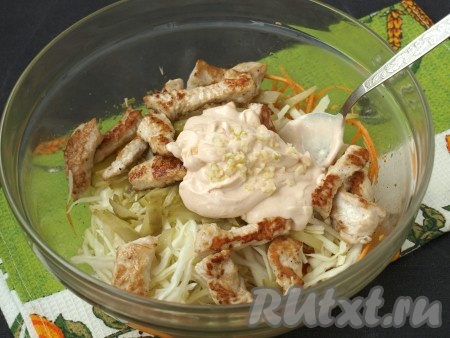 Салат по вкусу посолить и поперчить, добавить заправку и мелко нарубленный чеснок, хорошо перемешать.&nbsp;
