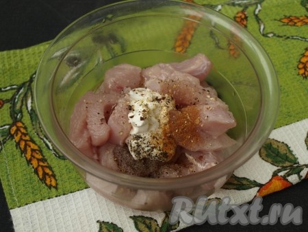 Куриное филе нарезать полосками, поместить в подходящую ёмкость с крышкой, добавить приправу, масло и сметану, перемешать. Плотно закрыть ёмкость и мариновать пару часов. Я оставила на ночь, чтобы приготовить салат к завтраку. Мясо было в маринаде 8 часов.
