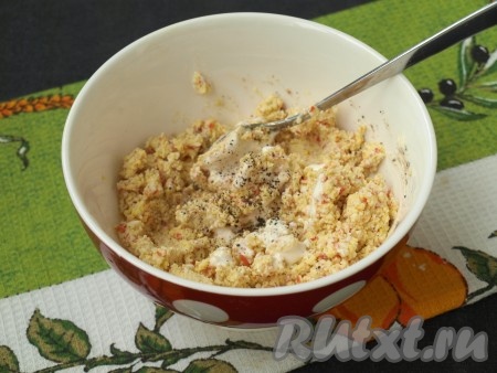 Переложить получившуюся массу из чаши блендера в пиалу, добавить сметану, соль и перец. Можно также добавить немного майонеза. Хорошо перемешать.
