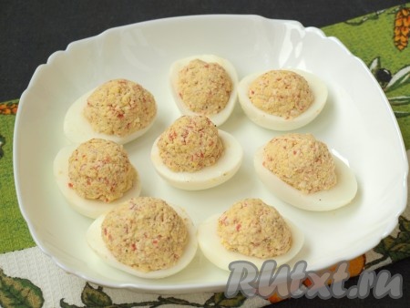 Крабовой массой нафаршировать яйца.
