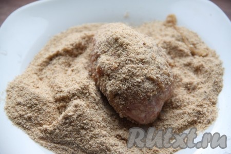 Затем тщательно обвалять каждую котлету в сухарях.
