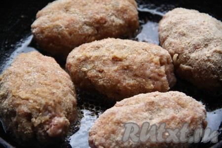 Обжарить котлеты на среднем огне на сковороде, разогретой с растительным маслом, с двух сторон до золотистой корочки (при желании сковороду с обжаренными котлетками можно накрыть крышкой и протушить в течение минут 10).
