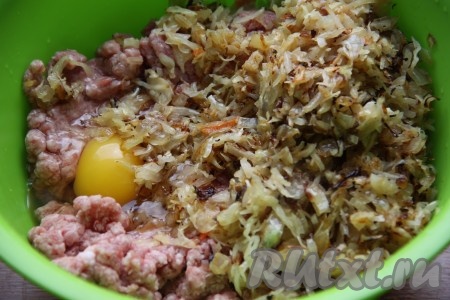 Соединить фарш, 1 яйцо, тушеную капусту, соль и острый молотый перец. Соль добавляйте аккуратно, так как капуста соленая.
