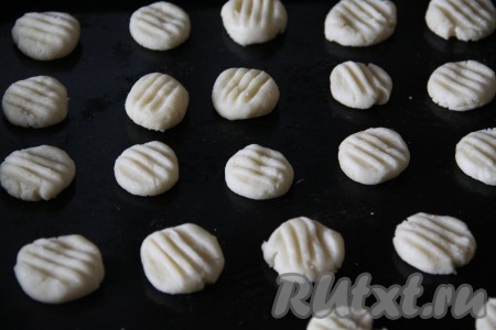 Отправить в духовку, разогретую до 170 градусов. Выпекать печенье 12 минут, затем достать противень из духовки. Печенье должно остаться белого цвета.