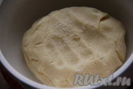 Мягкое сливочное масло взбить с сахарной пудрой и ванильным сахаром. Добавить холодную воду, муку и крахмал. Замесить тесто и отправить его в холодильник на 1 час. Тесто получается мягким и слегка может липнуть к рукам.