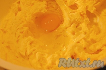 Затем в масляно-сахарную смесь всыпать щепотку соли и по одному добавлять яйца, каждый раз тщательно взбивая тесто.
