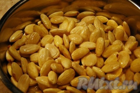 Приготовить миндаль. Очистить его от кожуры.