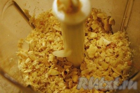 Перемолоть миндаль в блендере до крупной крошки.