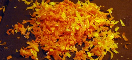 Приготовить цедру лимона и апельсина. Мелко нарезать.
