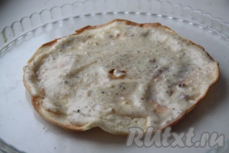 Каждый песочный корж смазать кремом и выложить их друг на друга. Последний корж, который мы приготовили для украшения, измельчить и украсить им наш торт со сгущенкой из песочного теста.
