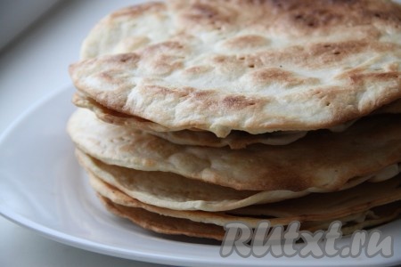 Духовку разогреть до 180 градусов. На противне, застеленном пергаментом, выпекать каждый корж в разогретой духовке в течение 3-5 минут (до золотистого цвета). Из обрезков теста раскатать 9-й корж, испечь его до золотистого цвета, он нам понадобится для украшения торта. Песочные коржи готовы.
