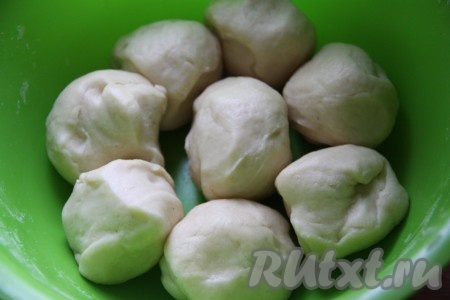 Через час достать тесто и разделить его на &nbsp;8 равных частей.
