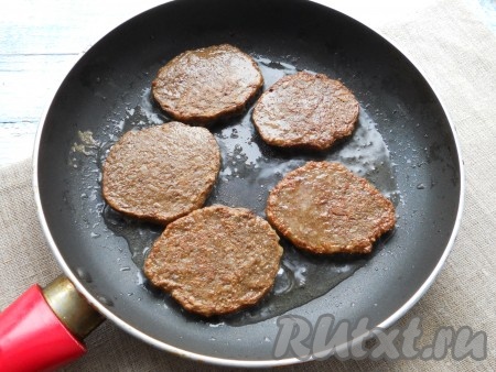 Жарить котлеты на среднем огне до румяности с двух сторон.