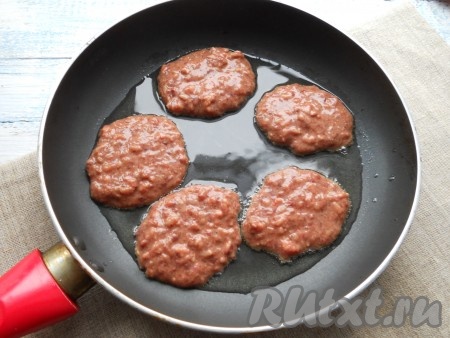 Сковороду разогреть с растительным маслом, выкладывать печеночный фарш ложкой в виде небольших лепешек.