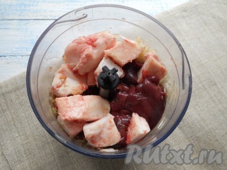 В чашу блендера поместить лук, измельчить. Добавить печень и кусочки свежего сала (сало можно использовать и соленое, в этом случае осторожно солите фарш).