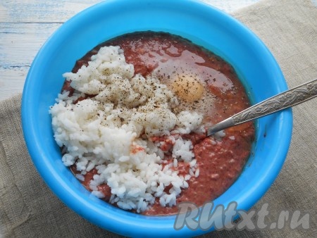 Выложить фарш в миску, добавить сырое яйцо, вареный рис, посолить и поперчить.
