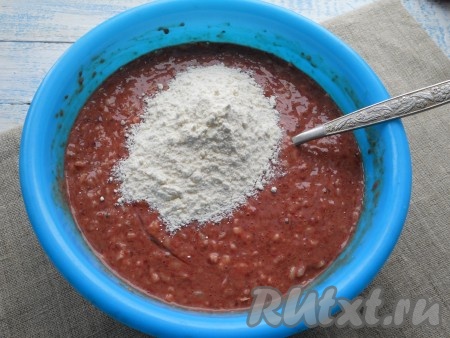 Хорошенько фарш перемешать и всыпать муку. Ещё раз перемешать.
