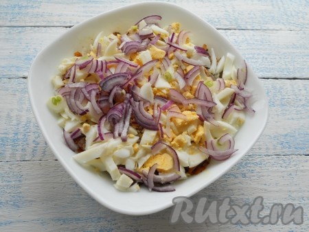 Далее - слой рубленных вареных яиц и нарезанного тонкими полукольцами фиолетового лука, смазать немного майонезом.
