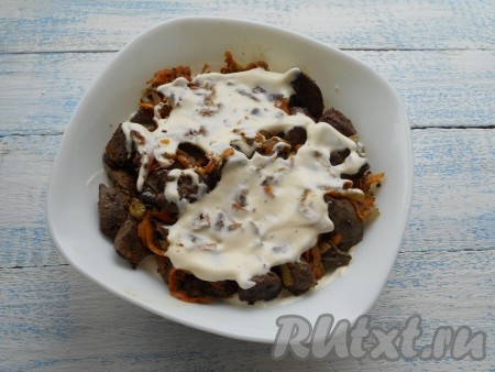 Далее выложить обжаренную с овощами печень + майонез.