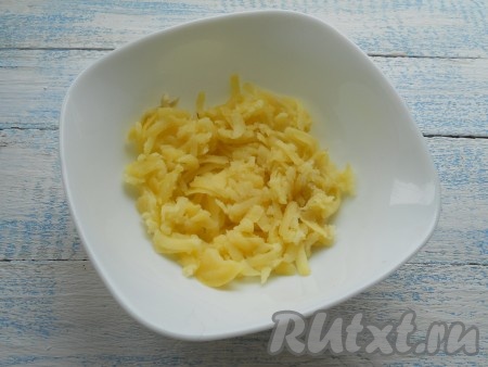 Натереть на крупной терке очищенный от кожуры отварной картофель, выложить в салатник первым слоем.
