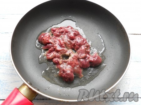 Очищенный лук нарезать, очищенную морковь натереть на крупной терке. Куриную печень нарезать небольшими кусочками, поместить в разогретую с растительным маслом сковороду, немного посолить и поперчить.
