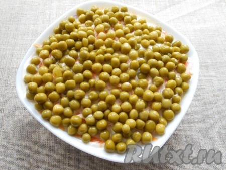 Сверху салат с жареной куриной печенью украсить слоем консервированного горошка.
