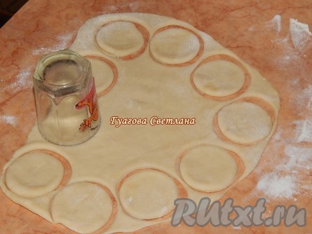 Для приготовления украшения в виде цветка, нужно отложенное тесто достаточно тонко&nbsp;раскатать&nbsp;и рюмкой вырезать кружки одинакового размера.