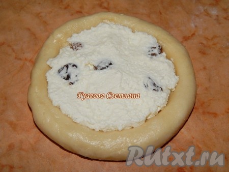 Начинку аккуратно разровнять, не заходя на бортики. Ватрушки с творогом и изюмом накрыть полотенцем и оставить минут на 30 для расстойки.