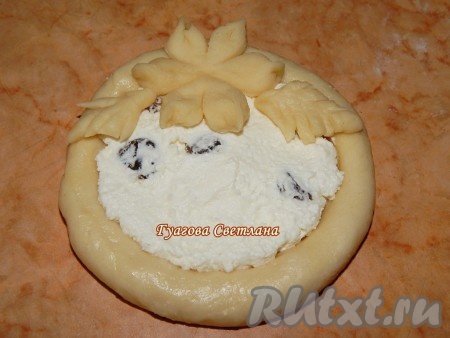 Часть теста я оставила, сделав из него украшение для ватрушек в форме цветочка с листочками.