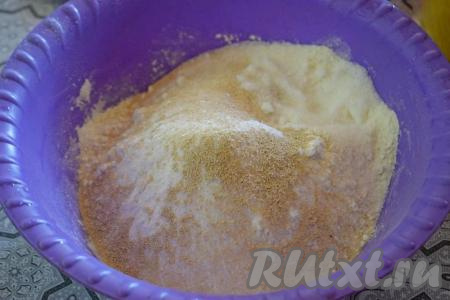 Прежде всего замесим дрожжевое тесто для ватрушек, для этого нужно в объёмной миске соединить сахар,&nbsp;соль, 400 грамм просеянной муки и дрожжи. Перемешать сухие ингредиенты столовой ложкой до получения однородной смеси.