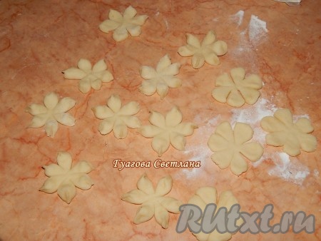 Каждый сегмент с краю защипнуть двумя пальцами, чтобы получился острый край лепесточка. В центр цветочка я выложила кусочек чернослива.